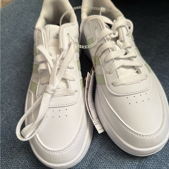 Adidas Classic White Sneakers with Green Stripes - Picture 3 of 9